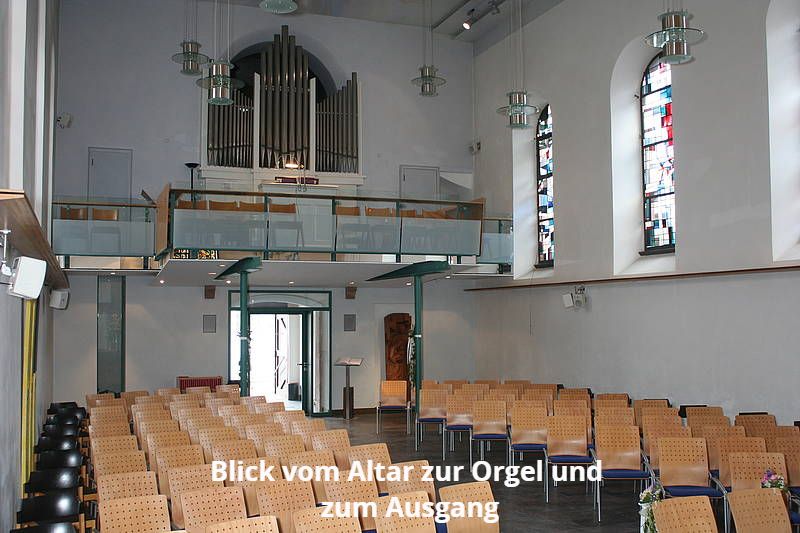 Blick vom Altar zur Orgel und zum Ausgang